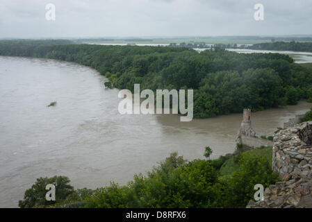 Devin, Slovacchia. Il 3 giugno 2013. Acqua alta allo svincolo di Morava e fiumi Danubio vista dal Castello di Devin su Giugno 3, 2013 Credit: Lubos Paukeje/Alamy Live News Foto Stock