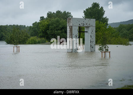 Devin, Slovacchia. Il 3 giugno 2013. Livello di acqua alta sul fiume Morava inizia a coprire il regime comunista vittime monumento su Giugno 3, 2013 in Devin Credito: Lubos Paukeje/Alamy Live News Foto Stock