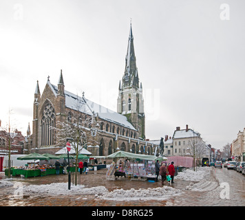 Lichfield Mercato in inverno con neve sul terreno. St Mary's Heritage Centre e il dottor Johnsons House dietro Foto Stock