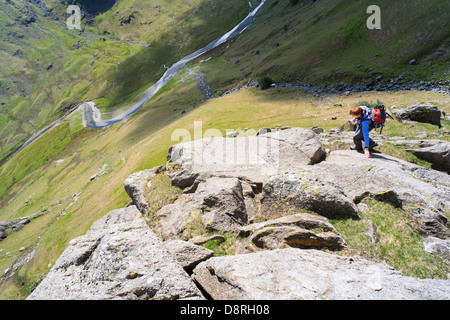 Un escursionista arrampicata falesia di camma Ridge in Langstrath vallata che conduce alla vetta del Glaramara nel distretto del lago, Cumbria. Foto Stock