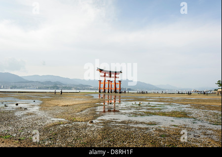 Vista del grand floating Torii, santuario di Itsukushima, Miyajima, Giappone, Asia Foto Stock