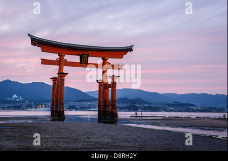 Vista del grand floating Torii, santuario di Itsukushima, Miyajima, Giappone, Asia Foto Stock