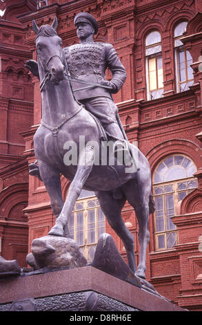 1 giugno 1997 - Mosca, RU - il monumento in bronzo a maresciallo Georgy Zhukov Konstantinovich, 1896 â€" 1974, la II Guerra Mondiale sovietico comandante militare che ha portato l'esercito rosso per liberare l Unione Sovietica e conquistare la Germania capitale, Berlino, fu eretta davanti al museo storico all'entrata di Piazza Rossa nel 1995 per commemorare il cinquantesimo anniversario della vittoria della Grande Guerra Patriottica di 1941 â€" 1945. Essa è stata scolpita da V.M.Klykov. (Credito Immagine: © Arnold Drapkin/ZUMAPRESS.com) Foto Stock