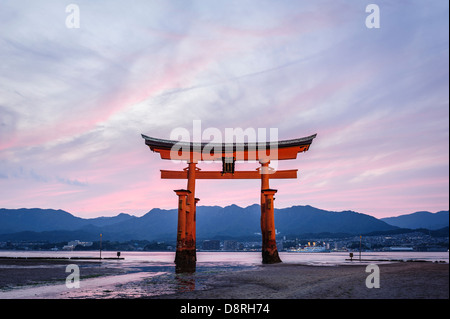 Vista del grand floating Torii, santuario di Itsukushima, Miyajima, Giappone, Asia Foto Stock