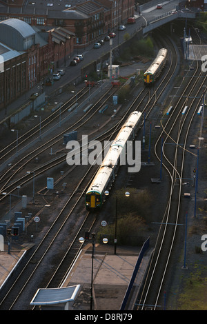 Un treno puling in a Snow Hill Station. Birmingham, West Midlands, England, Regno Unito Foto Stock