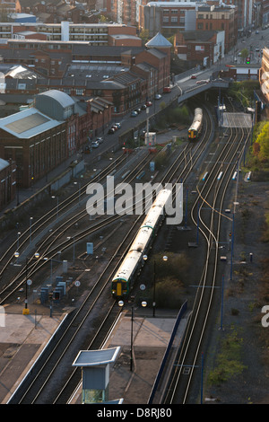Un treno puling in a Snow Hill Station. Birmingham, West Midlands, England, Regno Unito, mostrata anche nel quartiere dei gioiellieri. Foto Stock