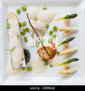 Isola di Orkney capesante, pan fritto, con asparagi germogli. Foto Stock