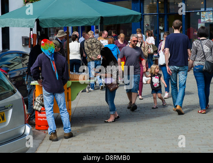 Keswick mercato con un macaw su una spalla mans Foto Stock