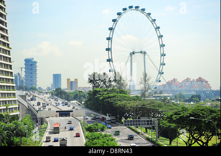 Vista aerea del Singapore Flyer - la più grande ruota panoramica del mondo. Foto Stock