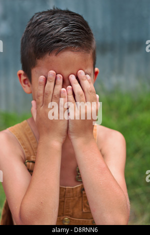 Un giovane da è triste o arrabbiata Foto Stock