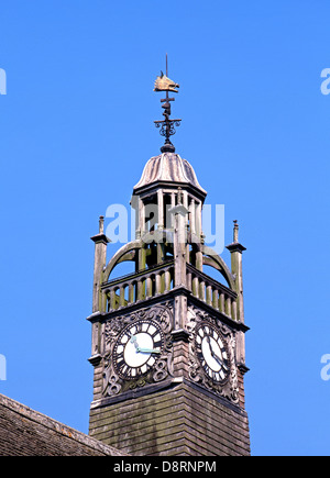 Torre dell'orologio sul mercato Redesdale Hall, Moreton in Marsh, Gloucestershire, Cotswolds, Inghilterra, Regno Unito, Europa occidentale. Foto Stock