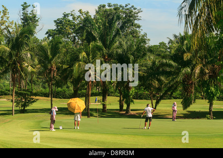 Gli amanti del golf il 8 foro a valle verde/St Andrews campo da golf nei pressi di Pattaya, Thailandia Foto Stock