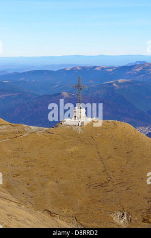 Caraiman eroi monumento a croce nelle montagne di Bucegi Romania Foto Stock