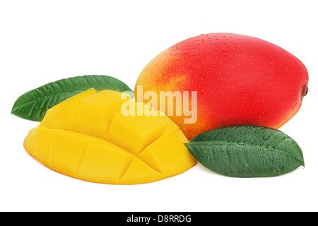 Mango fresco frutta con taglio e foglie verdi isolati su sfondo bianco. Primo piano. Foto Stock