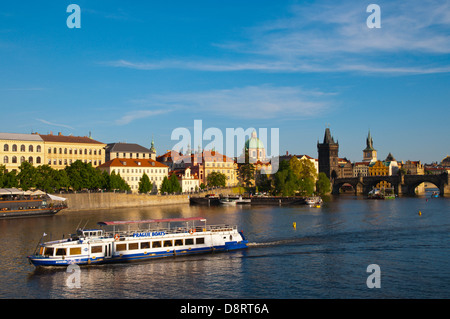 Gita turistica di barca sul fiume Vltava con il ponte Carlo e la città vecchia sullo sfondo della città di Praga Repubblica Ceca Europa Foto Stock