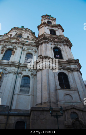 Kostel Sv Mikulas la chiesa di St Nicholas Mala Strana distretto della città di Praga Repubblica Ceca Europa Foto Stock