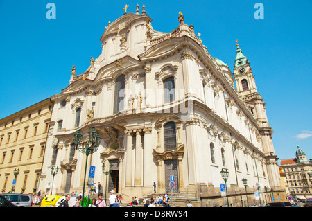 Sv Mikulas la chiesa di St Nicholas Malostranske namesti square Mala Strana distretto della città di Praga Repubblica Ceca Europa Foto Stock