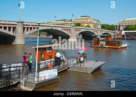 Le persone in attesa di un viaggio in barca sul molo Mala Strana distretto della città di Praga Repubblica Ceca Europa Foto Stock