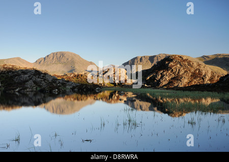 Innominate tarn su Haystacks su una tranquilla serata nel Lake District inglese Foto Stock