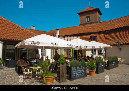Ristorante terrazza nel cortile di Hergetova Cihelna in Mala Strana distretto della città di Praga Repubblica Ceca Europa Foto Stock