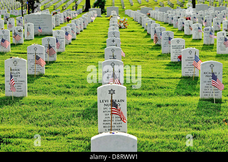 Bandierine americane di fronte a gravi le pietre al Cimitero Nazionale di Arlington in onore del Memorial Day il 23 maggio 2013 in Arlington, VA. Questa tradizione, noto come 'Flag nell', è stata condotta annualmente in quanto la vecchia guardia è stata designata come l'esercito ufficiale della unità di cerimoniale nel 1948. Foto Stock