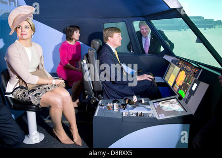 Francoforte, Germania. Il 4 giugno 2013. Dutch King Willem-Alexander, Regina Maxima e il Ministro del Commercio estero e della cooperazione allo sviluppo, Lilianne Ploumen (retro) sedersi in un simulatore di volo durante una visita dell'azienda Diehl Aerospace in Francoforte sul Meno, Germania, 04 giugno 2013. Premier di Hesse Volker Bouffier (CDU) guarda dall'esterno del simulatore di volo. L'Olandese royal giovane è su una due giorni di visita in Germania. Foto: BORIS ROESSLER/dpa/Alamy Live News Foto Stock