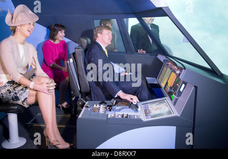 Francoforte, Germania. Il 4 giugno 2013. Dutch King Willem-Alexander, Regina Maxima e il Ministro del Commercio estero e della cooperazione allo sviluppo, Lilianne Ploumen (retro) sedersi in un simulatore di volo durante una visita dell'azienda Diehl Aerospace in Francoforte sul Meno, Germania, 04 giugno 2013. Premier di Hesse Volker Bouffier (CDU) guarda dall'esterno del simulatore di volo. L'Olandese royal giovane è su una due giorni di visita in Germania. Foto: BORIS ROESSLER/dpa/Alamy Live News Foto Stock