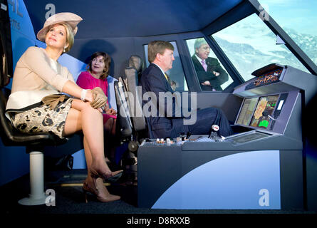 Francoforte, Germania. Il 4 giugno 2013. Dutch King Willem-Alexander, Regina Maxima e il Ministro del Commercio estero e della cooperazione allo sviluppo, Lilianne Ploumen (retro) sedersi in un simulatore di volo durante una visita dell'azienda Diehl Aerospace in Francoforte sul Meno, Germania, 04 giugno 2013. Premier di Hesse Volker Bouffier (CDU) guarda dall'esterno del simulatore di volo. L'Olandese royal giovane è su una due giorni di visita in Germania. Foto: BORIS ROESSLER/dpa/Alamy Live News Foto Stock