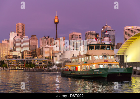 Ferry di Sydney con lo skyline della citta' al tramonto presi da Pyrmont Foto Stock