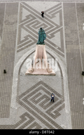 Il Leif Ericson statua fotografata da Hallgrímskirkja, Reykjavik, Islanda Foto Stock