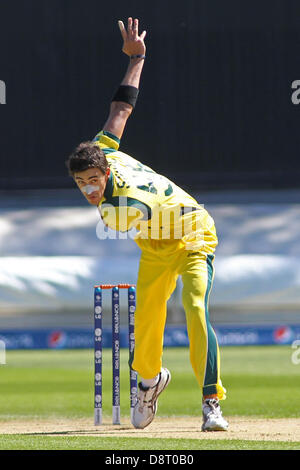 CARDIFF, GALLES - 04 Giugno: Australia's bowling durante l'ICC Champions Trophy pre torneo warm up international cricket match tra India e Australia a Cardiff Galles Stadio su Giugno 04, 2013 a Cardiff, nel Galles. (Foto di Mitchell Gunn/ESPA) Foto Stock