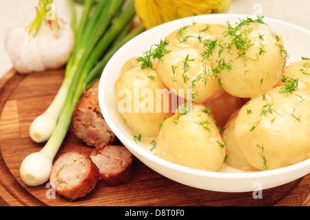 Patate bollite con erbe fresche Foto Stock