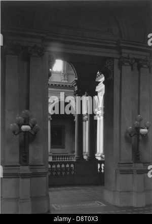Questa fotografia mostra la rotonda di Osgoode Hall, lo storico edificio della legge di Toronto. L'immagine mette in evidenza l'architettura e il design della rotonda e il suo ruolo nel sistema giuridico. Foto Stock