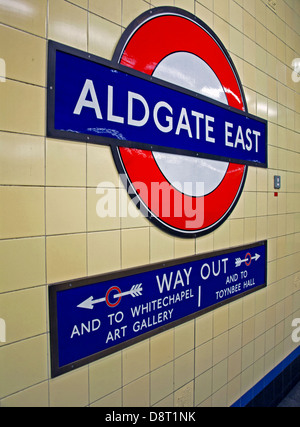 Segno della metropolitana alla stazione di Aldgate East di Londra, Inghilterra, Regno Unito Foto Stock