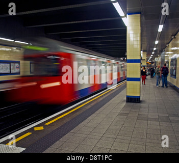 La Hammersmith & City Line con il treno alla stazione di Aldgate East di Londra, Inghilterra, Regno Unito Foto Stock