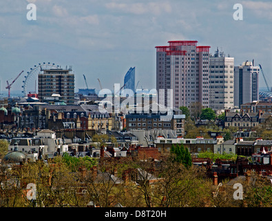 Vista aerea da nord ovest di Londra che mostra gli strati di Elephant & Castle e il London Eye, London, England, Regno Unito Foto Stock