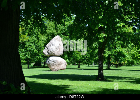 La scultura 'Rock sulla parte superiore di un altro Rock' da Fischli/Weiss, presso la Galleria della Serpentina, Kensington Gardens, Londra. Foto Stock