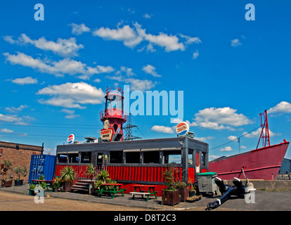 Fat Boys Diner al Boa Trinity Wharf che mostra la Lightship "LV93' in background, Orchard Place, London, England, Regno Unito Foto Stock
