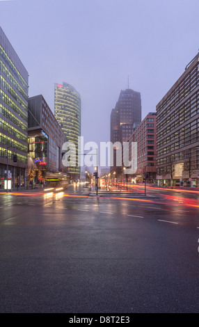 Vista dalla Potsdamer Strasse verso Potsdamer Platz,con il Sony Center,Bahn Tower e Kollhoff Tower di notte,Berlino, Germania Foto Stock