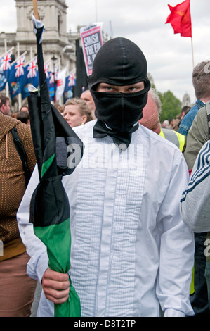 Unire le forze contro il fascismo UAF marzo attraverso il centro di Londra in contrasto con la BNP marzo a Westminster il 1 giugno 2013 Foto Stock