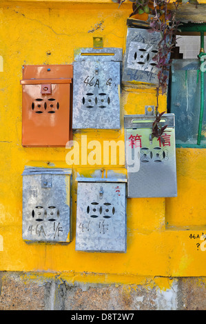 Metallo tradizionale postboxes sull isola di Cheung Chau, Hong Kong Foto Stock