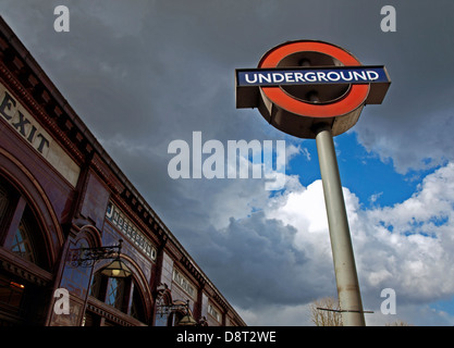 Vista di Kilburn Park Station mostra London Underground segno, Kilburn, London, England, Regno Unito Foto Stock