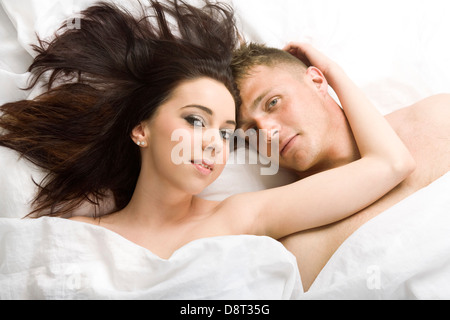 Una giovane coppia sdraiati a letto visto dal sovraccarico. Foto Stock