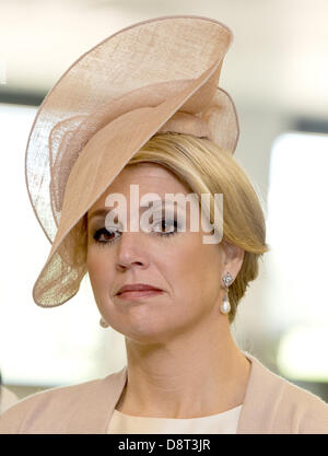 Francoforte, Germania. Il 4 giugno 2013. Regina olandese Maxima visite la società Diehl Aerospace in Frankfurt Main. L'Olandese royal giovane è su una due giorni di visita in Germania. Foto: BORIS ROESSLER/dpa/Alamy Live News Foto Stock