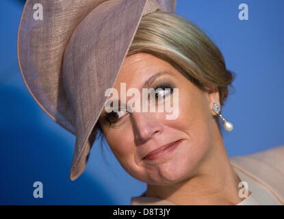 Francoforte, Germania. Il 4 giugno 2013. Regina olandese Maxima visite la società Diehl Aerospace in Frankfurt Main. L'Olandese royal giovane è su una due giorni di visita in Germania. Foto: BORIS ROESSLER/dpa/Alamy Live News Foto Stock