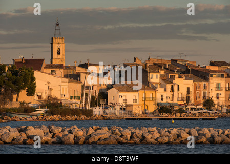 Villaggio di Pescatori Bouzigues sul bordo dell'Étang de Thau, Hérault, Languedoc-Roussillon, Francia Foto Stock