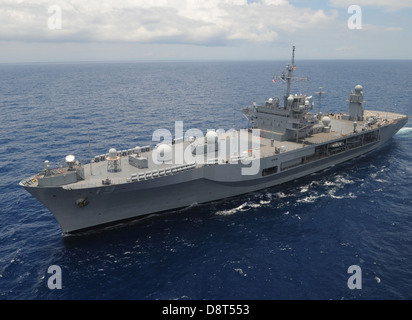 USS Blue Ridge (LCC 19) è in corso in Mare delle Filippine. Blue Ridge e avviato U.S. 7 il personale della flotta sono di pattuglia operante Foto Stock