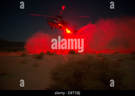 Un HH-60H Sea Hawk elicottero assegnato all'Firehawks di elicottero di mare squadrone di combattimento (HSC) 85, terre in una zona designata Foto Stock