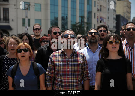 Istanbul, Turchia. Il 4 giugno 2013. Protestor gridare slogan in Piazza Taksim il 4 giugno 2013 ad Istanbul in Turchia.Le proteste ha cominciato inizialmente per il destino di Taksim Gezi Park, uno degli ultimi significativi spazi di verde nel centro della città Credito: Yiannis Kourtoglou/Alamy Live News Foto Stock