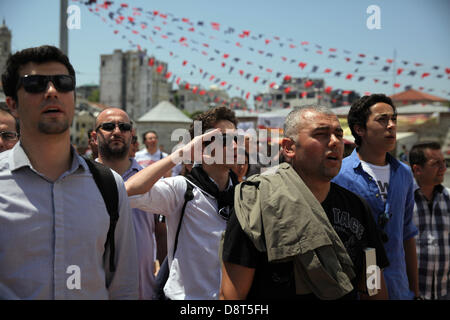 Istanbul, Turchia. Il 4 giugno 2013. Protestor gridare slogan in Piazza Taksim il 4 giugno 2013 ad Istanbul in Turchia.Le proteste ha cominciato inizialmente per il destino di Taksim Gezi Park, uno degli ultimi significativi spazi di verde nel centro della città Credito: Yiannis Kourtoglou/Alamy Live News Foto Stock